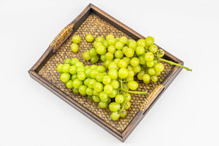 木盘上的青葡萄