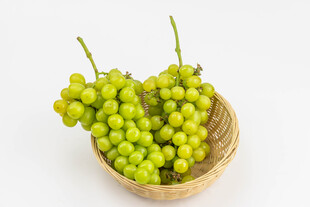 竹篮中的青葡萄
