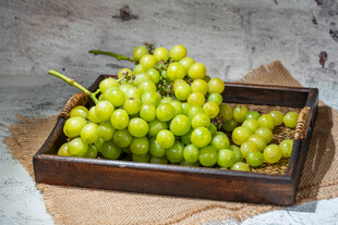 木盒中的鲜绿葡萄