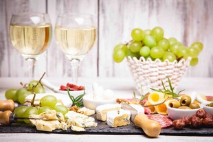 精致美食与香槟搭配场景