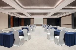 宽敞整洁的会议大厅布置