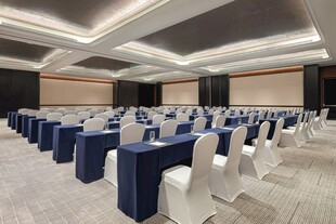 宽敞会议室桌椅整齐排列