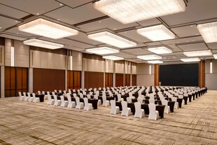 宽敞会议室中的整齐座位