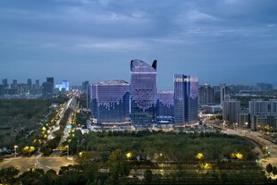 城市夜景俯瞰璀璨建筑群