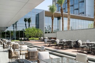 现代户外休闲餐饮空间