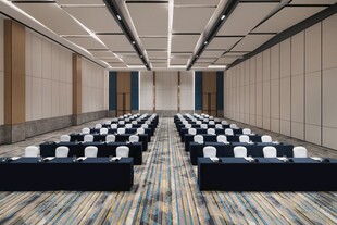 宽敞会议室整齐排列座椅