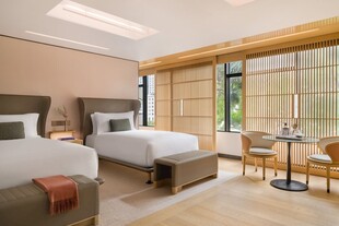 温馨双床客房室内景致