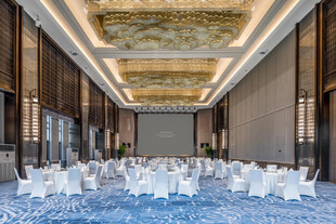 豪华宽敞的宴会大厅布置