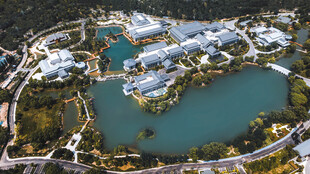 湖畔城市景观鸟瞰