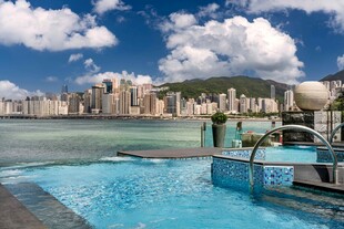 海滨城市泳池畔美丽风光