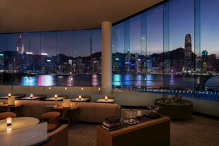 城市夜景中的雅致餐厅