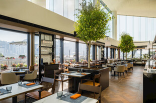 现代风格宽敞明亮餐厅空间