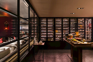 奢华酒窖展示精美藏酒