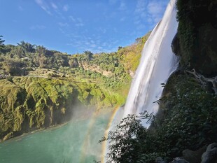 壮丽瀑布下的碧绿潭水