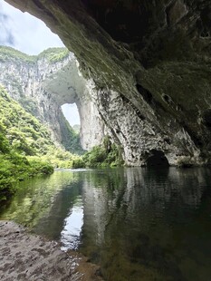 天然洞穴中的静谧水域