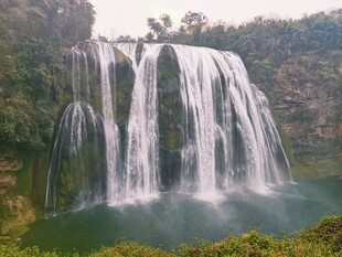 壮观瀑布下的碧绿潭水
