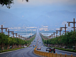 运城公路上的车辆与风景
