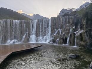 山间壮丽瀑布景观