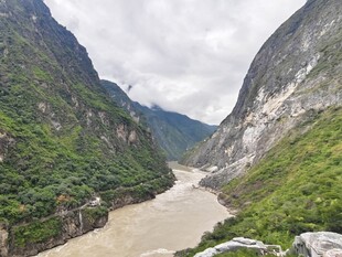 壮丽峡谷河流景观