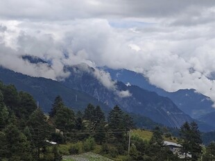 云雾缭绕的壮美山峦景色