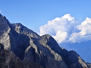 壮丽山景与天边白云