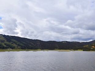 宁静湖畔的山水风光