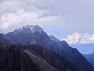 壮丽雄伟的高山景致