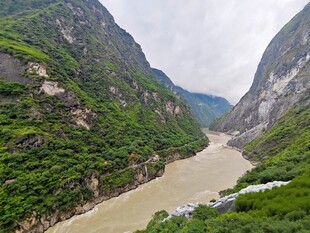 壮丽峡谷中的滔滔江水