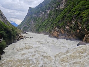 湍急河流穿行于峡谷间