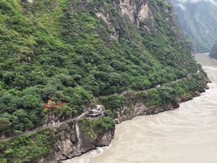 壮丽江畔山景绿意盎然