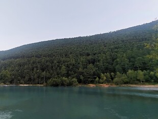 青山绿水间的宁静湖景