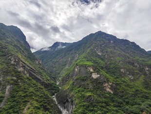 壮丽山谷间的巍峨山脉景观