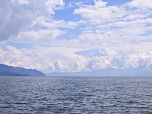 广阔海面与远处山峦美景