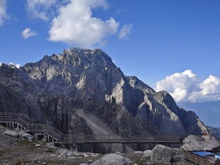 巍峨高山与蓝天白云美景