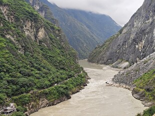 壮丽峡谷中的湍急河流