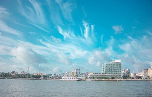 河畔城市风光蓝天白云