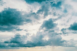 天空中飘浮的壮丽云朵