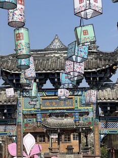 古建前悬挂的多彩灯笼