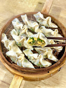 竹盘里的美味饺子