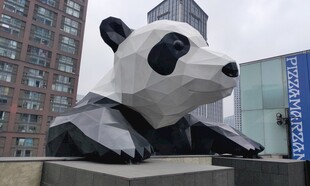 成都太古里爬墙熊猫雕塑