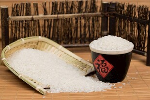 优质大米传统竹器盛放