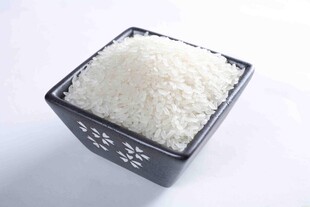 方形容器中的洁白大米