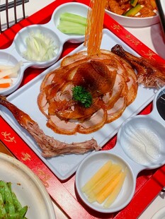 美味烤肉拼盘多样蘸料