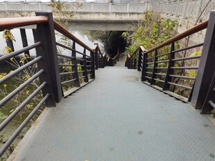 通往隧道的户外步行通道