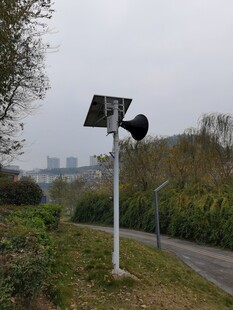 户外路旁的黑色扩音喇叭