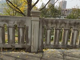 古朴石栏杆城市秋景一角