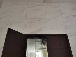 敞开的深色门与大理石墙面