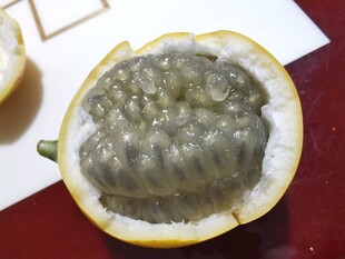 切开的热情果果肉