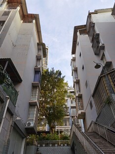 狭窄楼间通道景象