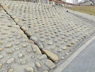 石砌路面古朴质感尽显